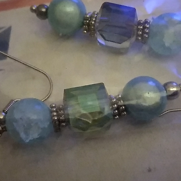 Women's bracelets and matching earrings. - Picture 7 of 8